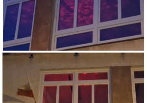 Okna budynku podświetlone na kolor czerwony