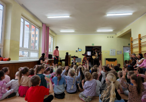 Dzieci słuchają muzyki meksykańskiej