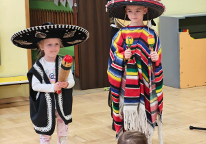 Dzieci w strojach meksykańskich grają na instrumentach