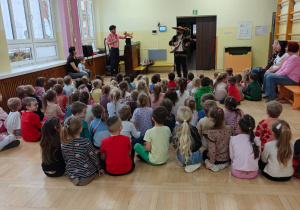 Dzieci słuchają muzyki meksykańskiej