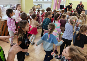 Dzieci tańczą do muzyki meksykańskiej