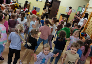 Dzieci bawią się w rytmach muzyki meksykańskiej