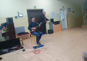 Pan gra na gitarze elektrycznej