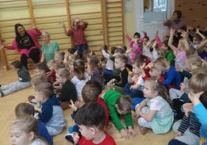 Dzieci machają rękoma w rytm muzyki