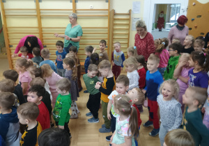 Dzieci tańczą na sali gimnastycznej