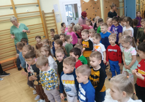 Dzieci słuchają muzyki