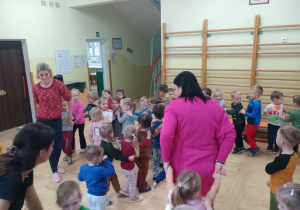 Dzieci tańczą robiąc wężyk