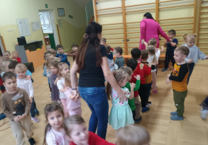 Dzieci tańczą w rytm muzyki