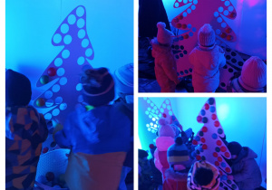 Dzieci wypełniają choinkę piłeczkami