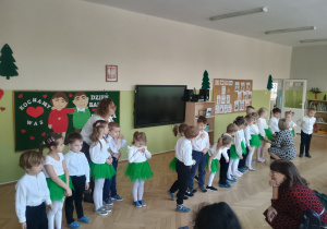 Dzieci podczas występu dla babć i dziadków