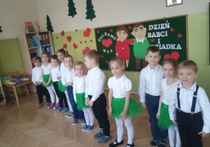 Dzieci podczas występu dla babć i dziadków