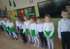 Dzieci podczas występu dla babć i dziadków