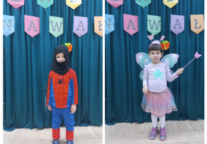 Dzieci pozują do zdjęcia w strojach karnawałowych