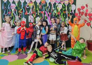 Grupa 4 w strojach karnawałowych