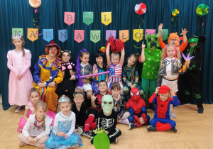 Grupa IV pozuje do zdjęcia