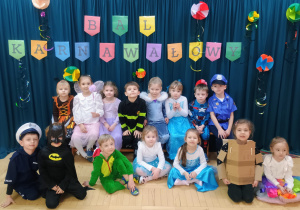 Grupa III pozuje do zdjęcia