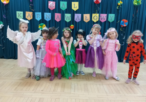 Dziewczynki z grupy 2 pozują do zdjęcia