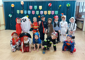 Chłopcy z grupy 2 pozują do zdjęcia