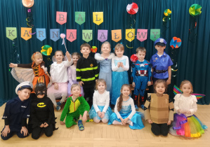 Dzieci z grupy 3 pozują do zdjęcia