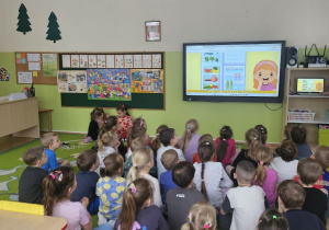 Dzieci oglądają prezentację multimedialną