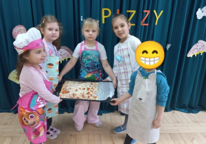 Dzieci prezentują wykonaną własnoręcznie pizzę