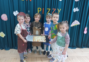 Dzieci prezentują swoją pizzę