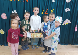 Przedszkolaki prezentują swoją pizzę