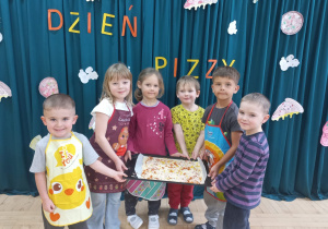 Dzieci prezentują swoją pizzę