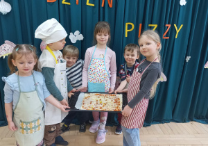 Dzieci pozują ze swoją pizzę