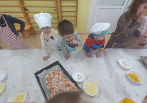 Dzieci komponują własną pizzę