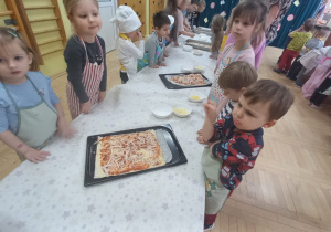 Dzieci robią własną pizzę