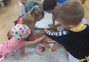 Dzieci wspólnie wykonują włoski przysmak