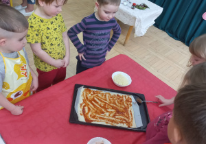 Dzieci komponują własną pizzę