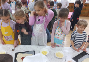 Dzieci układają składniki