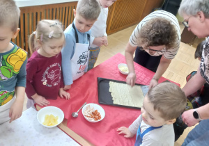 Nauczycielka pomaga dzieciom