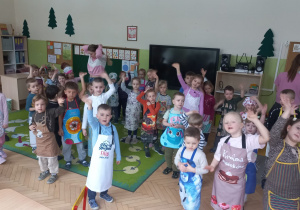 Dzieci bawią się przy muzyce