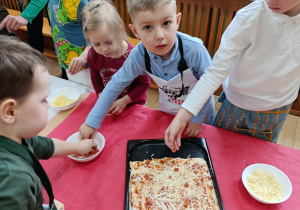 Dzieci robią pizzę z okazji Dnia Pizzy