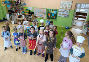 Dzieci pozują do zdjęcia z drewnianymi łyżkami