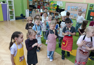 Dzieci wystukująja rytm drewnianymi łyżkami