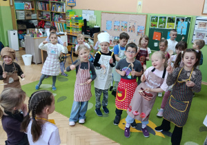 Dzieci bawią się łyżkami drewnianymi