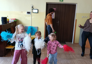 Dziewczynki tańczą z pomponami