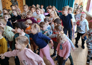 Dzieci uczestniczą w tańcach i pląsach