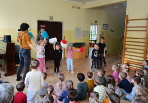 Dzieci oglądają występ kolegów