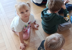 Dzieci słuchają prowadzącego