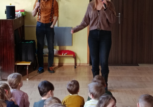 Dzieci słuchają ciekawostek o muzyce francuskiej