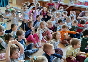 Dzieci biorą udział w zabawach proponowanych przez prowadzącego