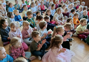 Dzieci wyklaskują rytmy