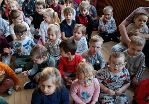 Dzieci uczestniczą w koncercie