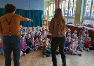 Dzieci uczestniczą w audycji muzycznej