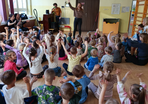 Dzieci śpiewają z prowadzącą